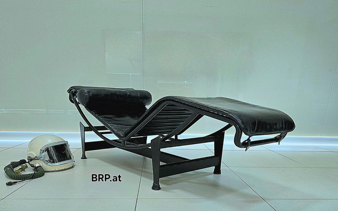 Cassina LC4 black edition